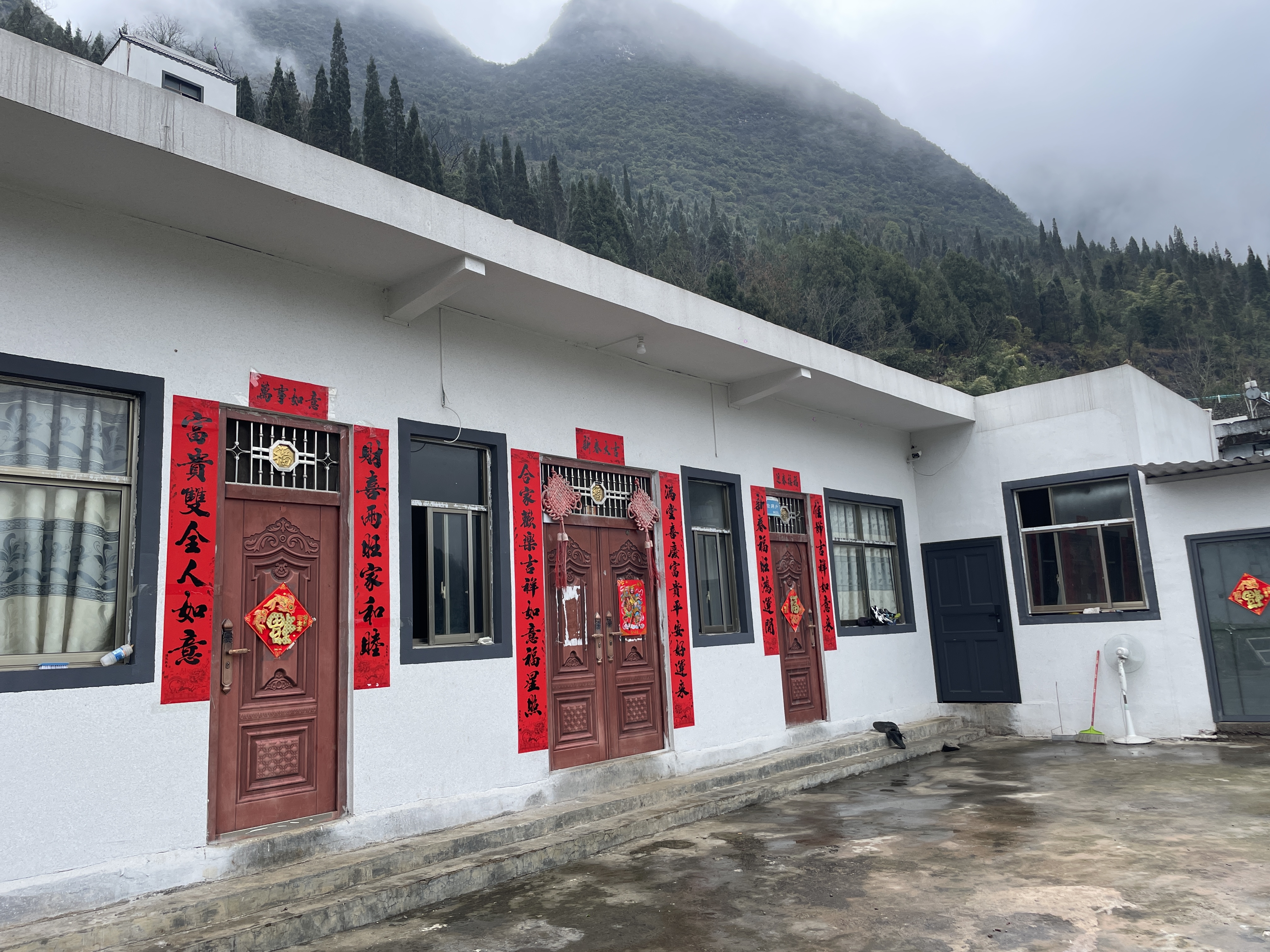 万峰林屋舍出租----（带40平庭院）