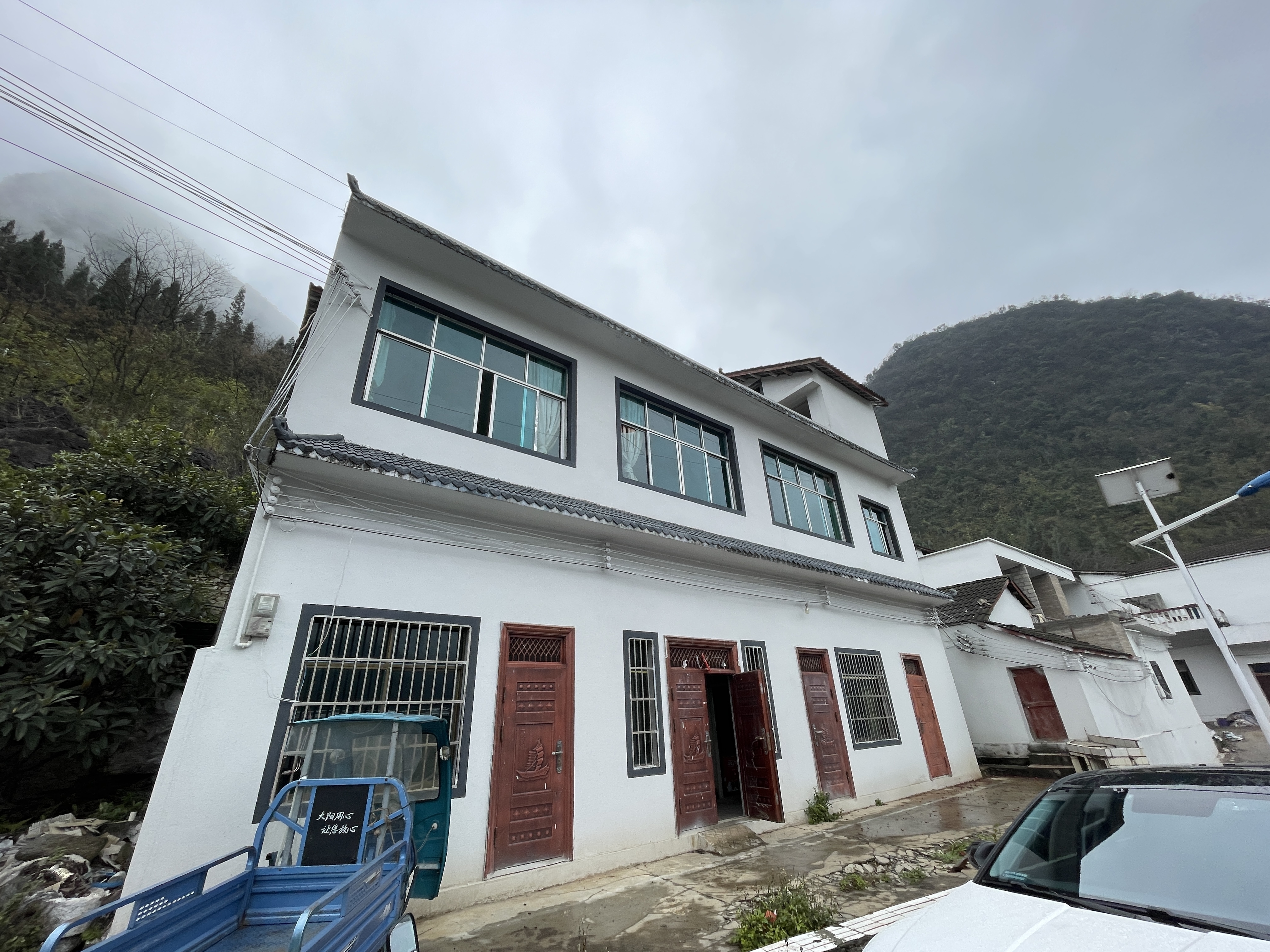 万峰林屋舍出租----（带80平庭院）