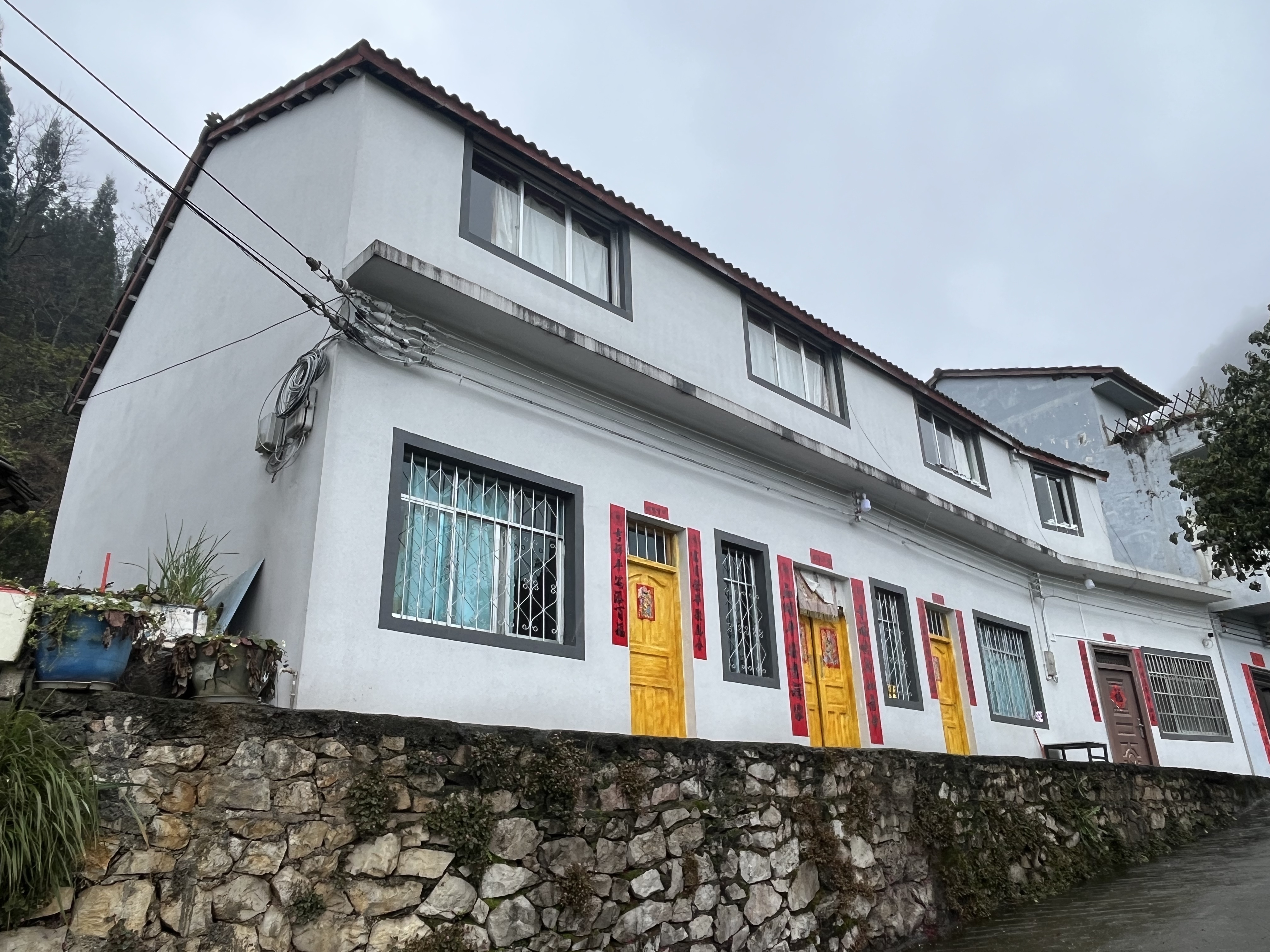 万峰林自有房屋出租----（带205平庭院）