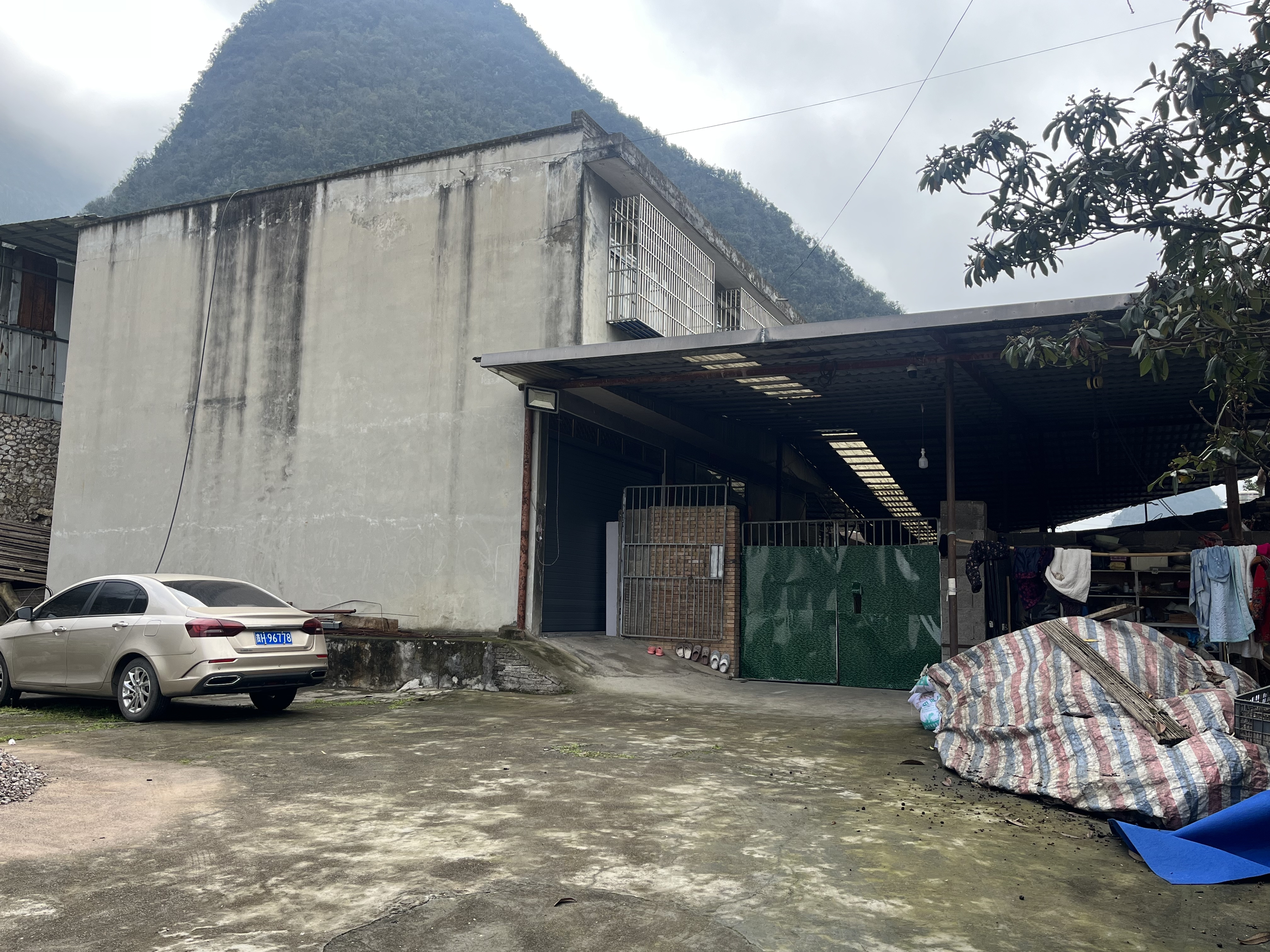 万峰林自有房屋出租----（带1000平庭院）