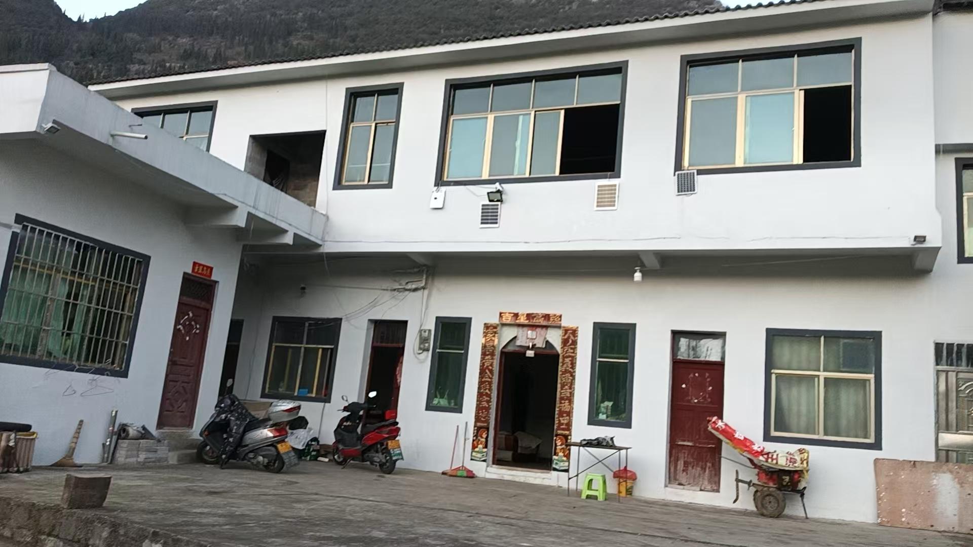 万峰林屋舍出租----（带50平庭院）