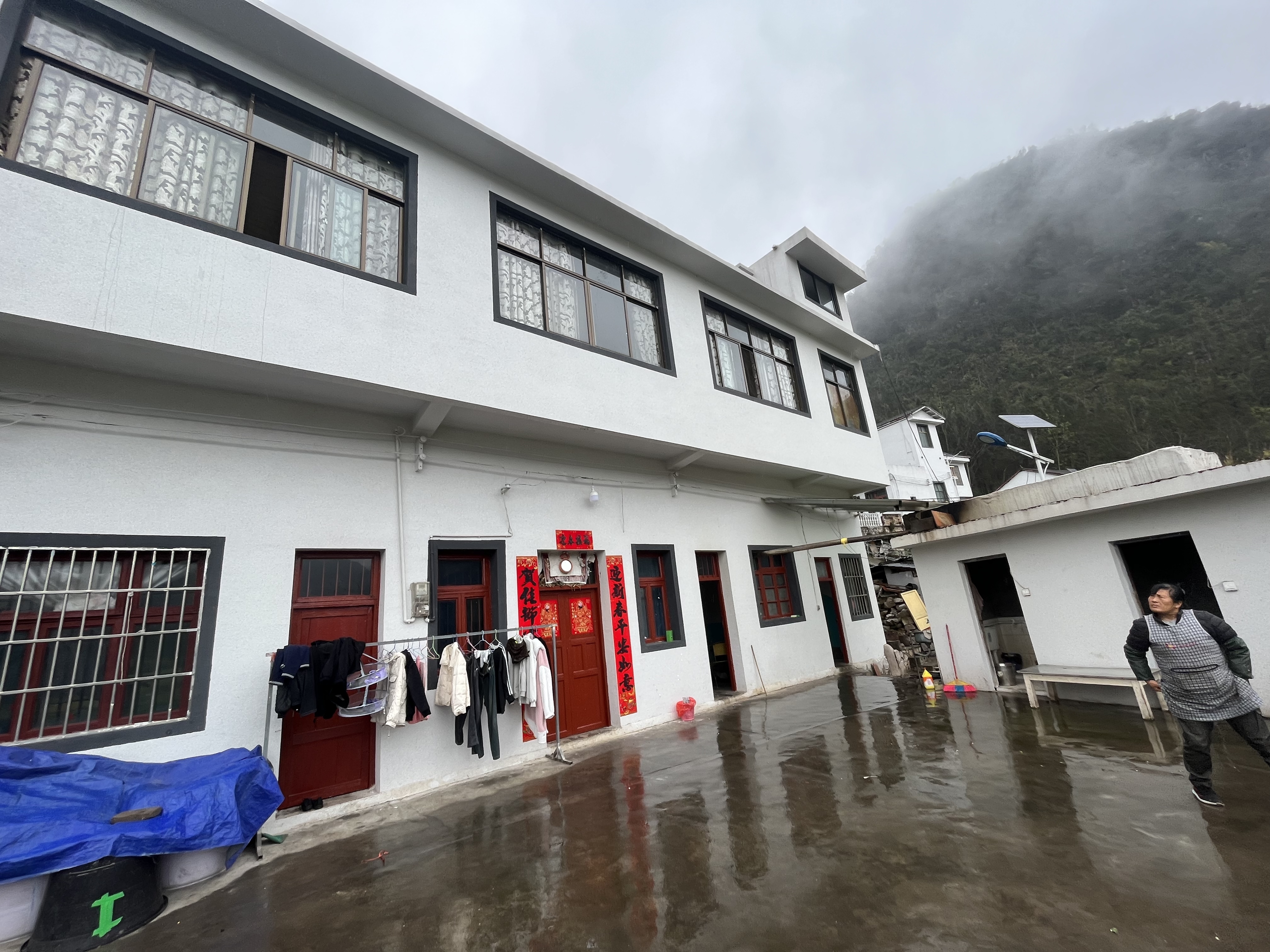 万峰林屋舍出租----（带50平庭院）